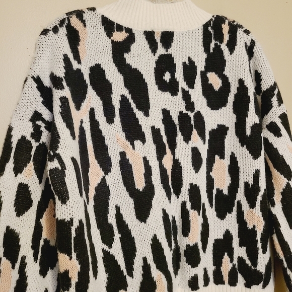 Cliché | Women's Mockneck Animal Print Cropped Sweater (Medium) - Picture 12 of 14